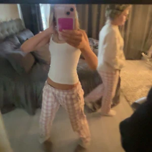 Rosa rutiga pyjamasbyxor - Pyjamasbyxor som är jätte bekväma och snygga