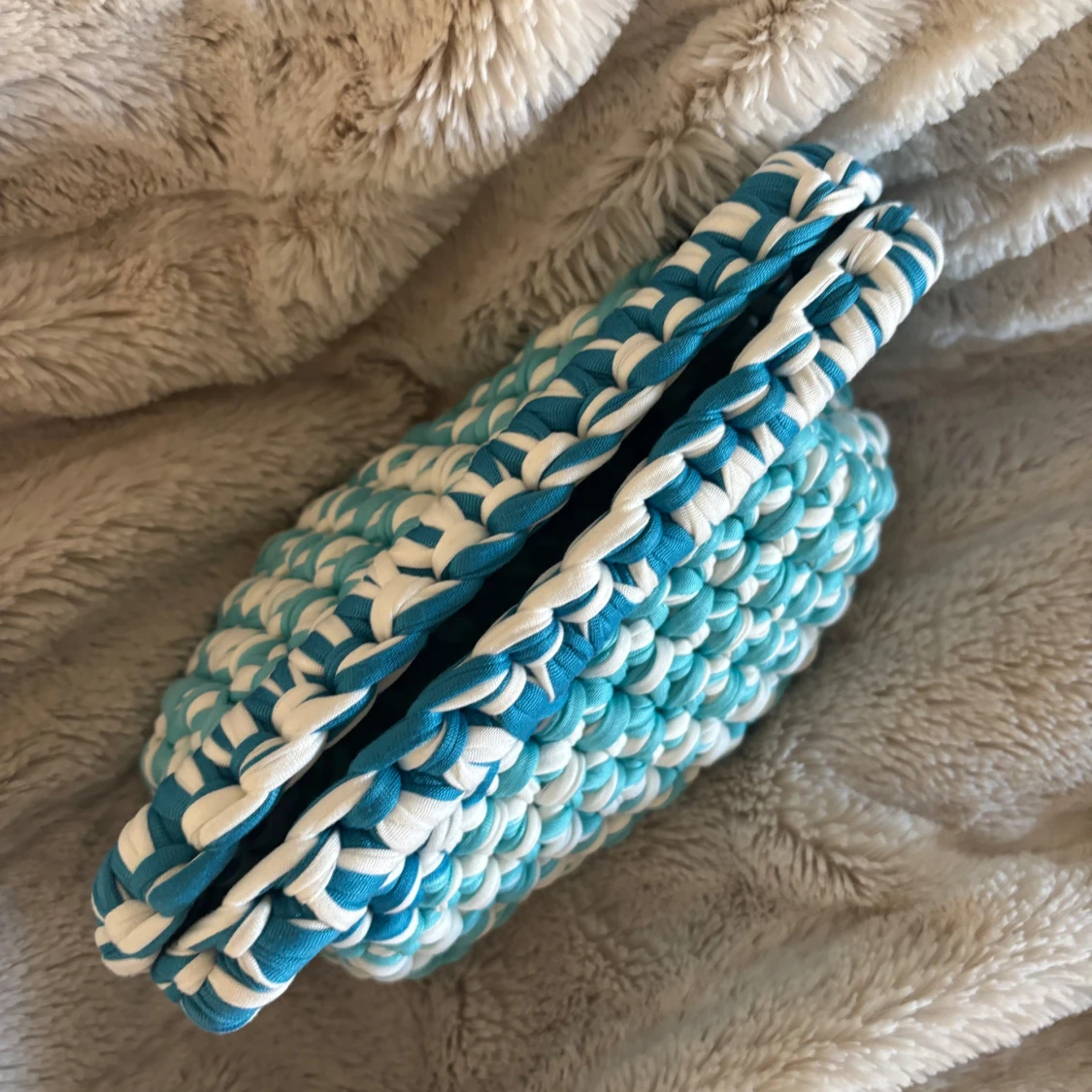 Vit/blå handvirkad nessecär  - 2