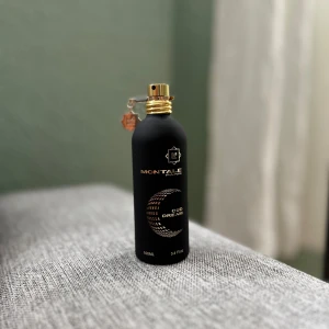 Montale Oud Dream Parfym - Elegant parfym från Montale i en stilren svart flaska med guldiga detaljer. Doften Oud Dream kommer i en 100 ml flaska och levereras med en lyxig svart påse med gulddetaljer. Perfekt för den som älskar exklusiva och unika dofter. Cirka 98/100 ml kvar