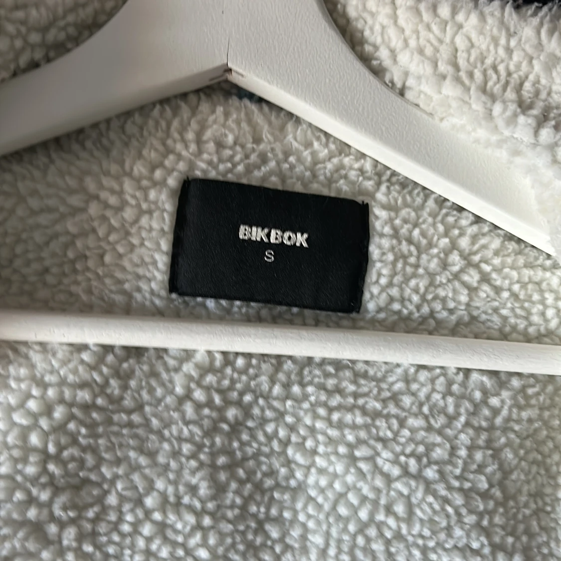 Ljusblå jeansjacka med teddyfoder från Bik Bok - 2