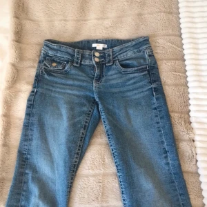 Blå jeans med bootcut - Snygga blå jeans med bootcut och låg midja. De har klassisk femficksdesign och dubbla knappar i midjan. Säljer då dom inte kommer till användning❤️kontakta mig om ni undrar något annars är det bara att köpa🥰🥰