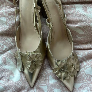 Guld klackar  - Köpta för att använda till balen men blev inte så, aldrig använda. Jag har vanligtvis strl 38 men passar mig perfekt. 