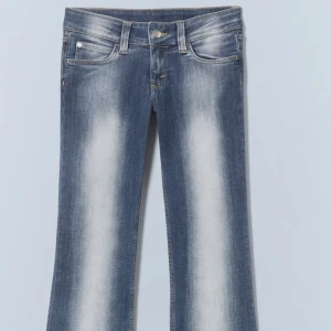 Blå jeans med tvättad effekt - Snygga blå jeans med en cool tvättad effekt som ger en trendig look. De har en klassisk femficksdesign och knappgylf. Perfekta för en avslappnad stil. Skriv om du har några frågor,har en liten fläck på låret var så när jag fick hem dom borde dock gå att fixa💕