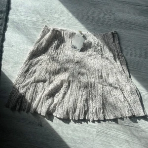 Minikjol  - Minikjol från hm med inbyggda short storlek 38 enbart prövad! Super super fin till sommaren och en svart kavaj! Helt ny, lapp finns kvar