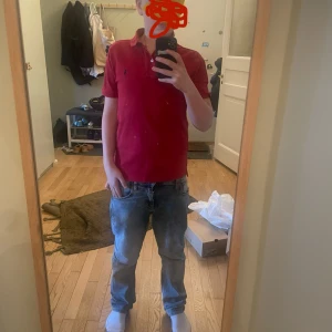 Röd Ralph Lauren piké  - Snygg RL piké. Nypris 900 feta till linnebyxor.