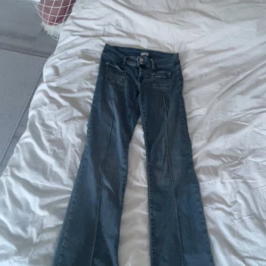 Blå jeans med bootcut - Snygga blå jeans med bootcut-stil från Nelly, perfekt för dig som båda vill ha lite uppklätt som ändå passar till vardagen (pris kan diskuteras om så önskas)