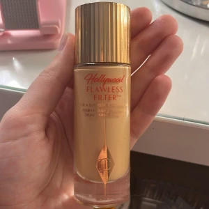Hollywood Flawless Filter Foundation - Hollywood Flawless Filter från Charlotte Tilbury i nyansen 3 Fair/Pale.  Ändast testad en gång så som helt ny!
