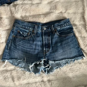 Levis jeans shorts - Bra skick, finns ej bild på hur de ser ut på då de ej passar. Strl S, midjemått 35cm rakt över, 25cm från byxkant med skrevet.
