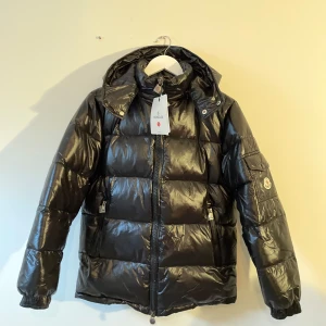 Moncler maya strl M - Tja! Säljer en helt ny moncler maya i storlek M skriv vid eventuella undringar du har! Säljer även en till maya fast i storlek M också! Den e skrynklig på bilden då jag nyss tog upp den från paketet!