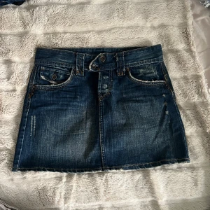 Jeans kjol - Toppen skick, strl s. 34 cm midjemått rakt över, 30cm lång. Finns ej bilder på hur de ser ut på då de ej passar.💕