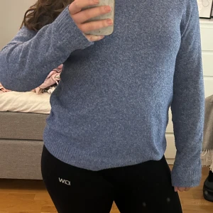 Blå stickad tröja  - Säljer en mysig blå stickad tröja från Vero Moda. Perfekt för kyliga dagar med sin mjuka och bekväma passform. Tröjan har långa ärmar och en klassisk rund halsringning. Passar utmärkt till både jeans och kjol. Perfekt för höst och vinter!