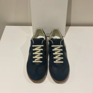 Maison Margiela gats - Säljer ett par Maison Margiela gats väldigt eftertraktade skor i utmärkt skick perfekt till sommarn. Vad som ingår? : Skor, Box, Dustbag. Bara att höra av sig vid funderingar, pris kan eventuellt diskuteras vid snabb affär!