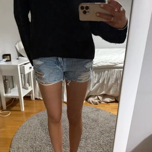 Blå jeansshorts med slitningar - Säljer ett par blå jeansshorts med coola slitningar och fransiga kanter.💙