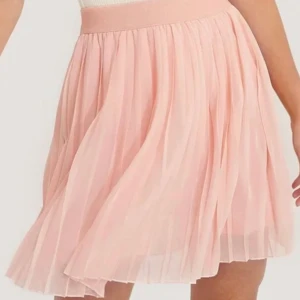 Rosa kjol från NA-KD - Fin rosa kjol från NA-KD💓 Väldigt fint skick, Stl XXS🌟