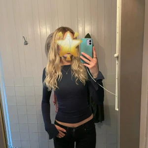 Långärmad topp från Gina tricot - Snygg tröja från Gina. Slits i ärmarna. storlek xxs men passar även xs och s. Marinblå/ mörkblå.