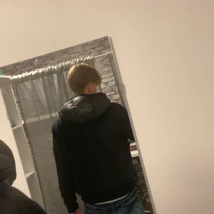 Svart cardigan från Bvaldi - Säljer en svart cardigan från Bvaldi, använd ungefär fem gånger. Den är i ”nyskick” Storlek M (pris kan diskuteras) vid snabb affär