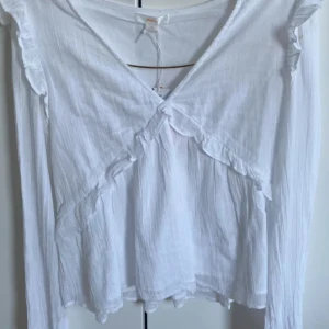 Blus från gina young  - Säljer denna blus då jag inte använder den. Pris går att diskutera, skriv om du vill ha bilder me blusen på! 🩷 Storlek 170 🩷