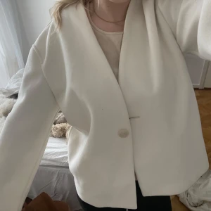 Vit kort kappa från BikBok - Vit jacka från BikBok i nyskick, aldrig använd! Storlek xs men upplevs lite större, perfekt nu till våren🤍priset är diskuterbart