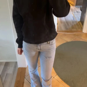 jeans med hål  - Säljer mina fina jeans med hål🥰🥰lite sönder på en lapp typ där bak, se sista sidan. Mått- midja: 31cm. Innersbens längden 77cm