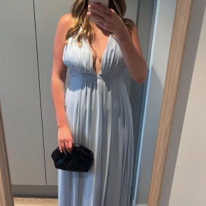 Ljusblå balklänning/långklänning - Säljer min balklänning från förra året, använd 1 gång. Superfin ljusblå klänning med öppen rygg och djup v ringning. Köpte den för 1899 kr och säljer den för 800 kr. Den är ifrån ivoryfield i storlek 4/S. 😊