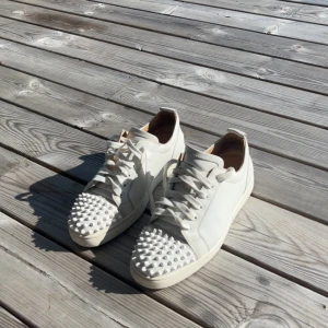 Vita Loubs (äktenhetskap finns) - Tjena! Säljer nu dessa Vita loubs i toppskick, köpta nya för ca 2 månader sen och är väl använda och noga rengjorda. (8/10) skick. Nypris 7000. Mitt pris: 2499:) vid fundering hör gärna av er😁