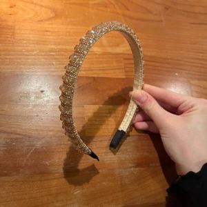 Guld Glittrigt diadem med pärlor - Snyggt diadem i guld med glittriga detaljer och pärlor. Helt nytt, aldrig använt. 