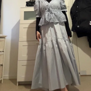 Blouse  - Överdelen och kjolen säljs separat. Kan användas som ett sett men ser också fint ut separat. Nytt skick. Storlek M men passar även för S. Priset kan diskuteras 