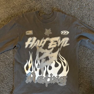  Långärmad t-shirt från Half-Evil - Långärmad tisha fårn Half-Evil, riktigt fet och unik. Kap!