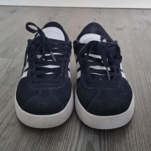 Adidas sneakers - Säljer ett par snygga marinblå Adidas sneakers med vita ränder och detaljer. Köpte förra året och har knappt använt de alls!  Nypris ca 800 kr💕💕