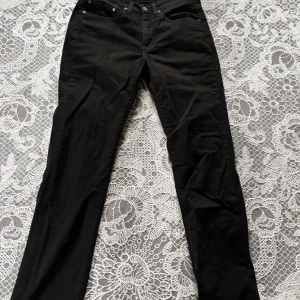 Svarta jeans från Levi's 514 - Snygga svarta Levi's jeans med klassisk design och fem fickor. De har en knappgylf och en diskret logga på bakfickan. Perfekta för en stilren look. Jeansen är modell 514 och i storlek 31/32. Endast använda 2-3 gånger så mer eller mindre nyskick. Köpta för 1200kr.                                                   Mitt pris: 500kr
