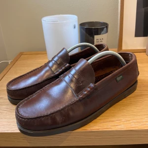 Paraboot  - Snygga bruna loafers från Paraboot i skinn. Klassisk design med rund tå och diskret söm längs ovansidan. Perfekta för en stilren look.