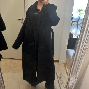 Svart kappa med bälte - Säljer denna supersnygga långa kappan perfekt nu till våren då den är lite tunnare🩷 Den är ifrån Only och är i modellen X-Long🥰 Den är i storlek S och är helt oanvänd och priset kan diskuteras vid snabbt köp🩷