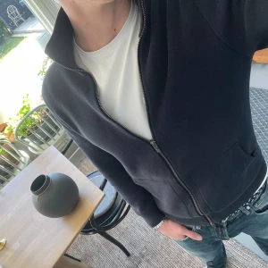 Helzip Massimo Dutti - Fin helzip från Massimo Dutti | Mycket bra skick, lite tecken på användning men inga slitningar | Storlek M men passar S | Modell är 181cm | Skriv vid minsta fråga😁