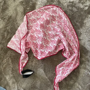 Brioni scarf - Elegant vit och röd scarf/sjal från Brioni med ett intrikat paisleymönster. Perfekt för att ge en touch av lyx till din outfit. Den har en röd kant som ramar in mönstret snyggt. 
