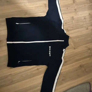 mörk blå palm angels tröja - en palm angels tröja som är i nytt skick det är storlek M men passar även L  pris kan diskuteras 