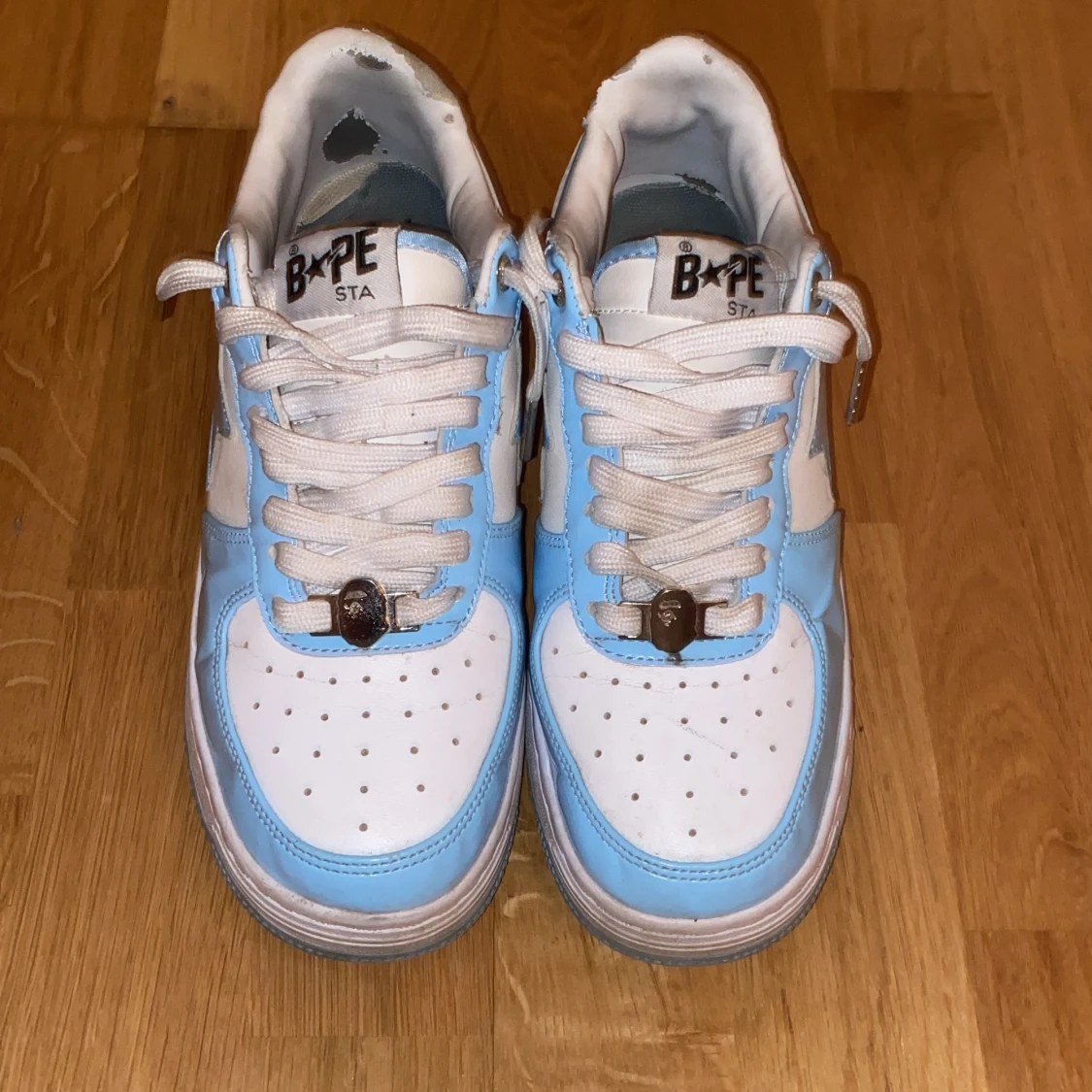 Blå och vita sneakers från Bape