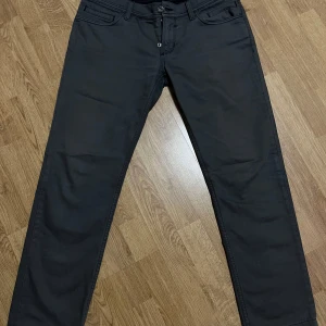 Dolce Gabbana jeans - Snygga Dolce Gabbana jeans med dragkedja och knapp framtill. Klassisk femficksdesign och raka ben. Knappt använda då de är lite för små för mig. Är 189cm 80kg och de är aningen för korta och tighta för att bära bekvämt.