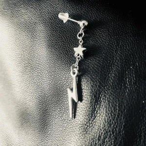 Made by prisförslag- 1 st Silverörhänge med stjärna och blixt - Coolt silverörhänge med hängande stjärna och blixt. Perfekt för att ge din stil en edgy touch. Lätt att matcha med andra accessoarer.