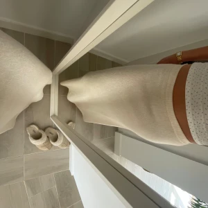 Stickad långkjol - Kräm vit stickad lång kjol. Nästan aldrig använd. Storlek S från Asos.