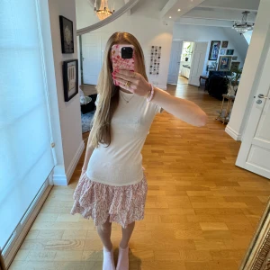 Vit topp med rosett - Säljer denna topp från lager 157, super härlig och söt med öppen rygg och rosett i bak🎀använd endast en gång!!💕