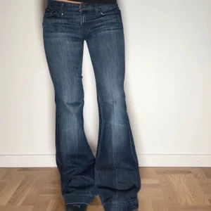  bootcut jeans  7 For All Mankind - Lågmidjade jeans från 7 For All Mankind.  Midja:36cm Struss 37 cm Gren 18 cm Lårben 21 cm Innerbenslängd 79 cm Bootcut 25 cm Storlek W 26  Är 165 cm