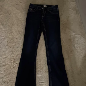 Mörkblå bootcut jeans Gina tricot - Väldigt fina mörkblåa jeans från gina tricot. Säljer på grund av att jag köpte fel storlek. Använd en gång men är fortfarande i helt nytt skick💕 - De är helt slutsålda i butik och hemsida. Köpta för 360kr