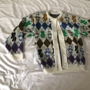 Teddy-bear oversized kofta - Supersöt kofta med argyle-mönster och nallar. Uppskattningsvis storlek L.🩷