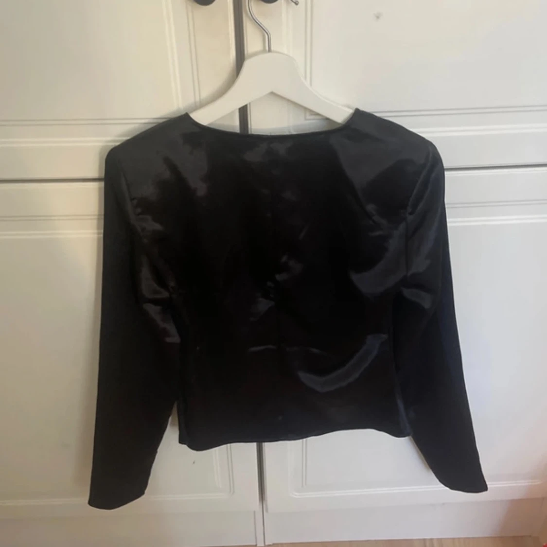 Svart glansig topp från Gina Tricot - 2