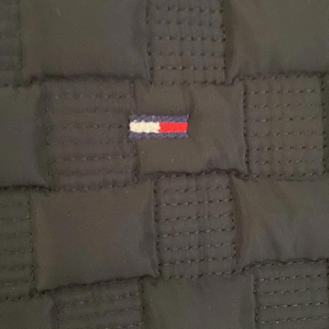 Svart quiltad jacka från Tommy Hilfiger - 2