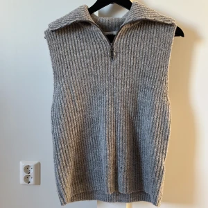 Grå ribbad väst från Object - Säljer en stilren grå ribbad väst från Object i storlek XS. Västen har en praktisk dragkedja framtill och en hög krage som ger en snygg look. Perfekt för alla årstider, det är hur man vill klä tröjan. 