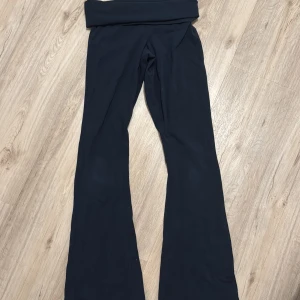 Yoga pants - Snygga svarta byxor från Name It med bootcut-stil. Perfekta för en stilren look. Byxorna har en bekväm passform och är tillverkade i ett mjukt material. Helt ok skick!