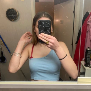 Ljusblått linne - Säljer en ljusblå ribbad linnetopp. Knappt använd och i bra skick! 