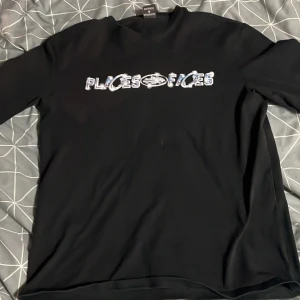 Corteiz t-shirt  - Säljer en sällsynt svart t-shirt från Corteiz med tryck på både fram- och baksidan. Tröjan har en normal passform och är perfekt för en avslappnad stil. Storlek medium.
