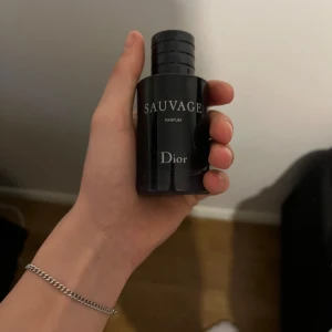 Sauvage Parfum från Dior - Säljer en flaska Sauvage Parfum från Dior. Passar utmärkt för speciella tillfällen. 80-90% av flaskan är kvar och nästan orörd. 